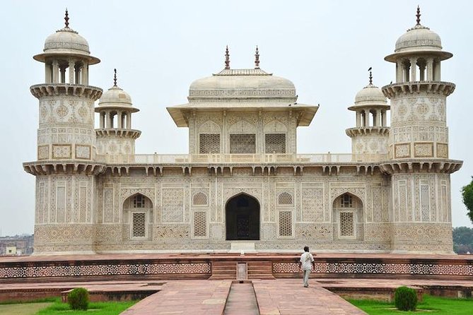 Agra Overnight Tour - Taj Mahal at dawn: what you gain by beating the sun