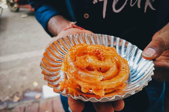 Chandni Chowk Delhi Food Tour with 15+ Tastings - Chandni Chowk Sikh Temple Stop: Chapattis, a 24-Hour Kitchen, and Food as Service