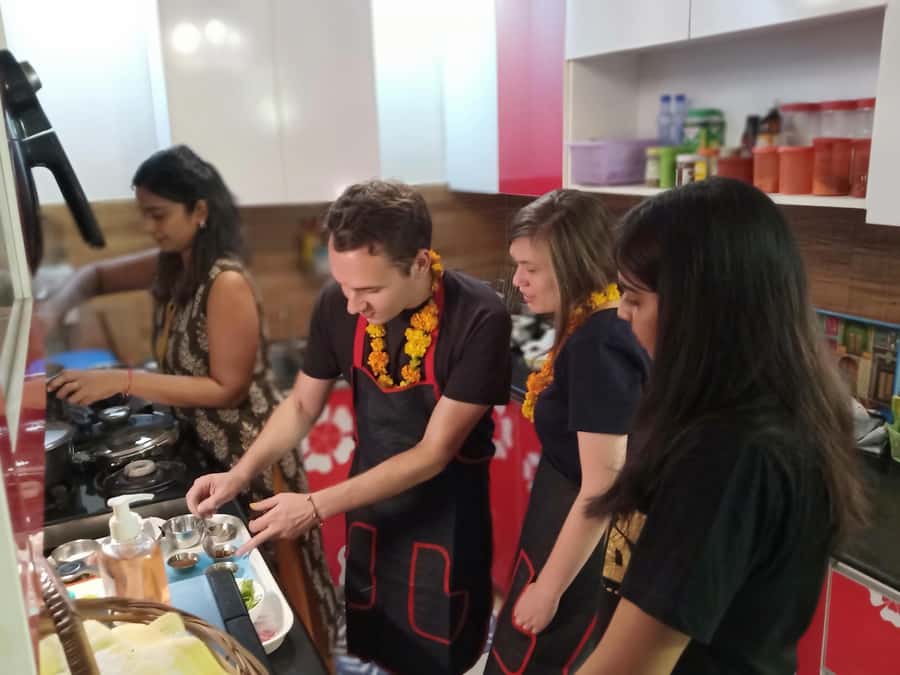Delhi: AI Cooking Class and Much More in a Local Family Home - Chai and meal-time conversation: learning how flavors come together