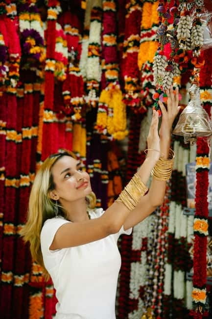 Delhi: Guided Shopping Tour Experience with Female Expert - Turning Delhi Markets Into a Real Shopping Plan