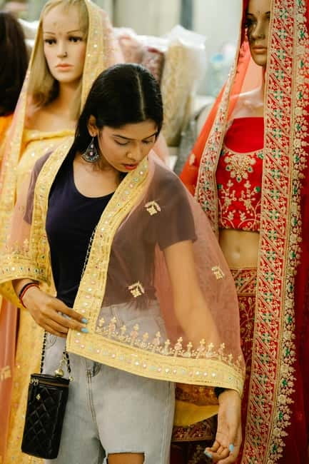 Delhi: Guided Shopping Tour Experience with Female Expert - Dilli Haat: Crafts and Gifts Without Wasted Stops