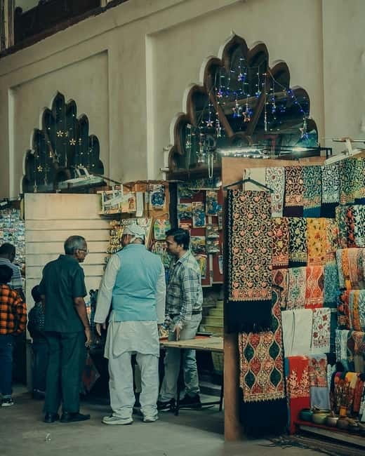 Delhi: Guided Shopping Tour Experience with Female Expert - Tastings of Chai and Snacks: Why They’re Not Just a Nice Extra