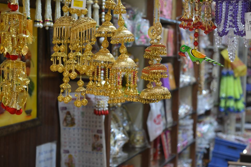 Delhi: Private Half-Day Guided Shopping Tour with Transfer - Private guide + careful driver: how the tour keeps you safe and sane