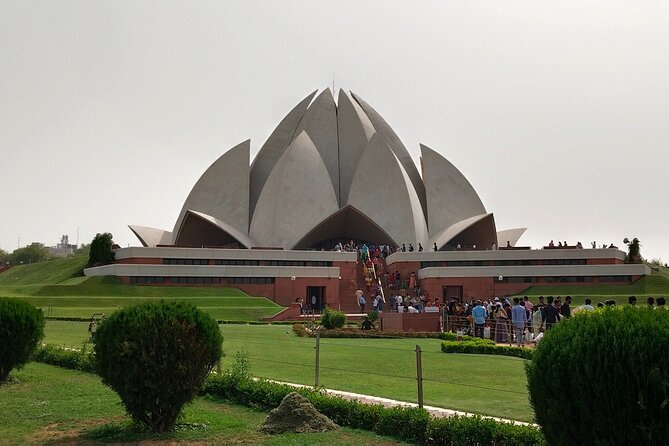Delhi's historical 7 hours experience tour - India Gate: the 42-meter monument and the civic postcard view