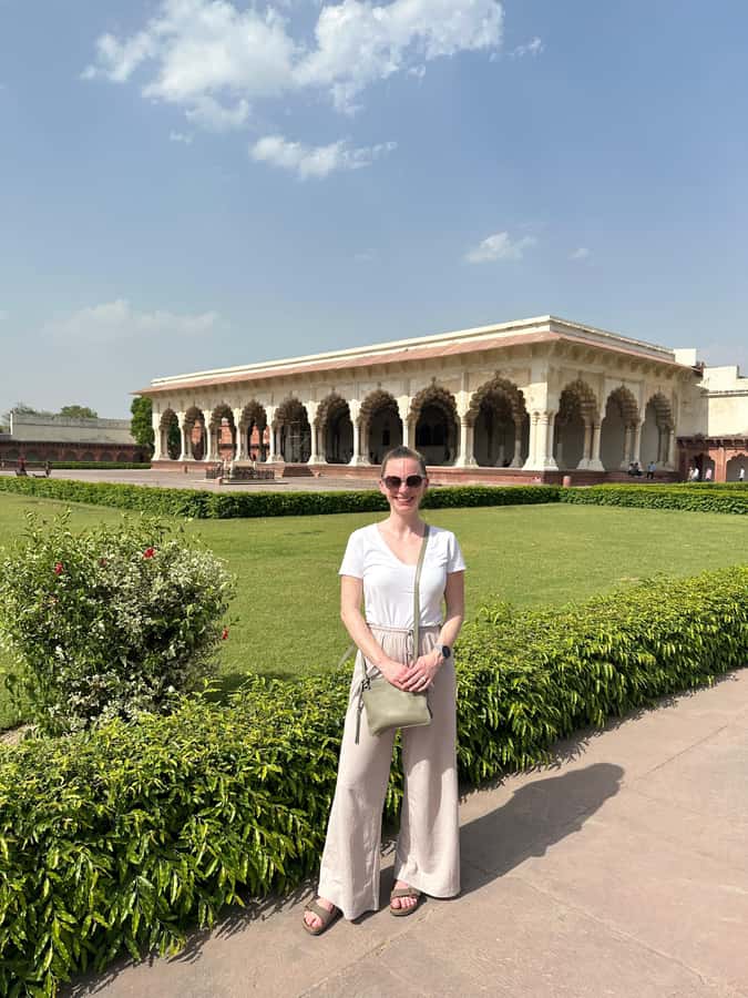 From Delhi: Private Taj Mahal Day Tour with Fast-Track Entry - Photo moments, shopping detours, and how to manage small surprises