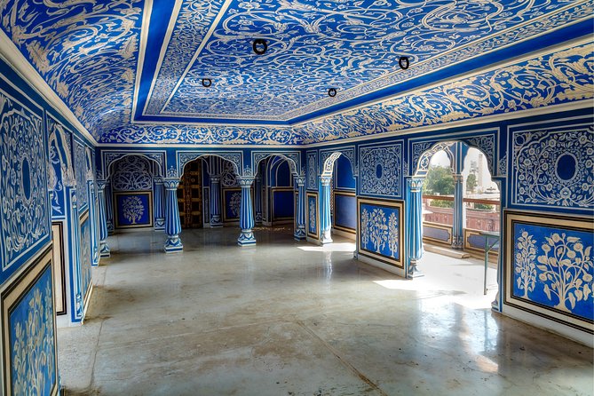 Jaipur Day Trip from Delhi by Car or Train – All Inclusive - The morning focus: Jaigarh Fort, then Hawa Mahal’s red-and-pink show