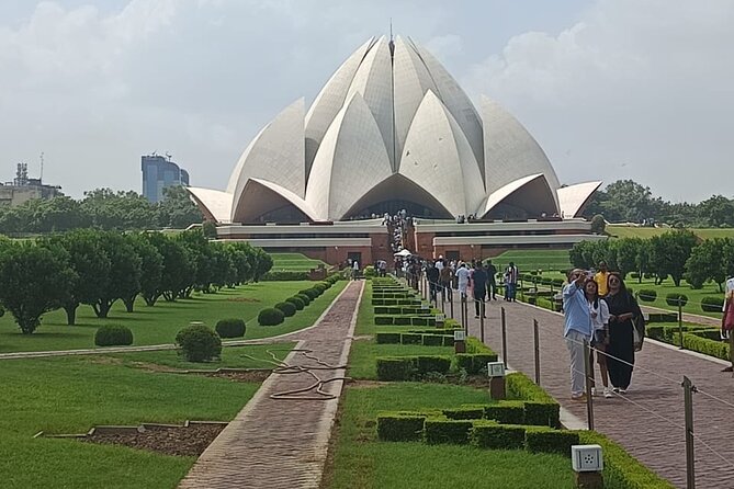 New Delhi and Old Delhi Tour Full Day - Lotus Temple: a free breather before Mughal monuments