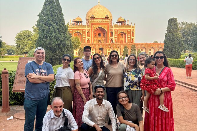 New Delhi and Old Delhi Tour Full Day - Gurudwara Bangla Sahib: a calm start with a real story