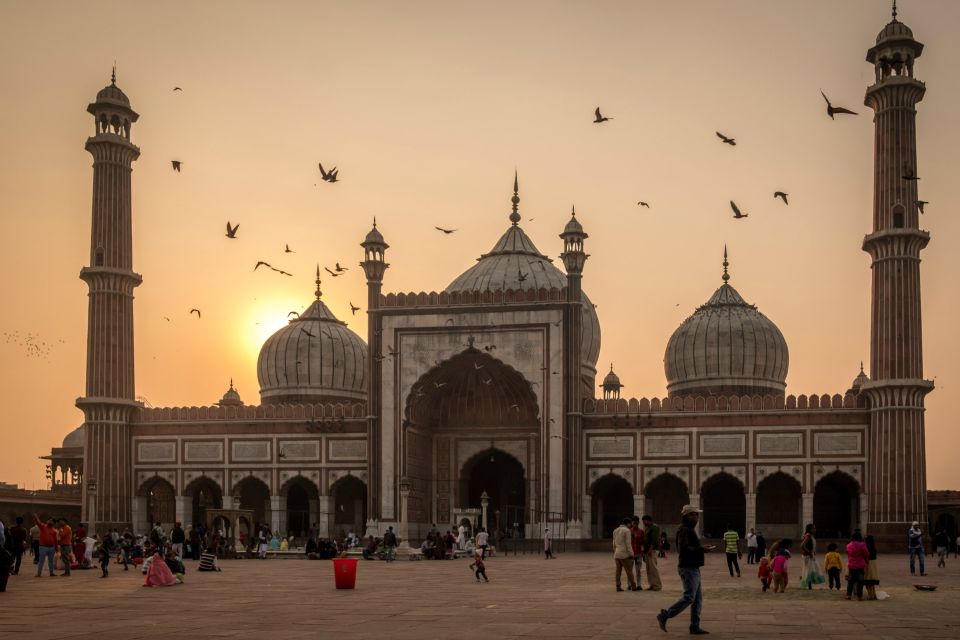 Old Delhi: 3-Hour Tuk-Tuk/Rickshaw Tour - Safety and etiquette that actually help in Old Delhi