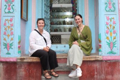 Old Delhi Food Tour Safari - The Capital of Flavors - Stop 1 in Paharganj: Orientation Before the Senses Overload