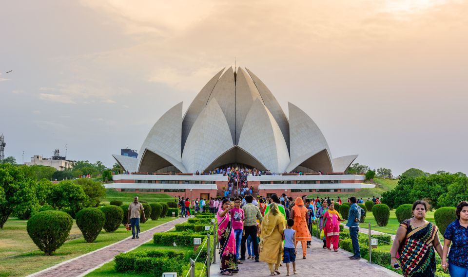 Old Delhi Temples and Spiritual Sites Private 6-Hour Tour - Swaminarayan Akshardham: Big Hindu Architecture, Modern Feel