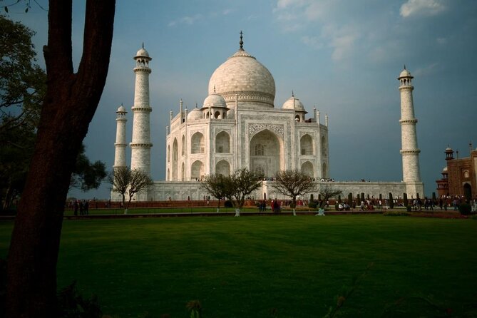 Private Sunrise Taj Mahal & Agra Tour from Delhi by Luxury Car - Guided Taj Mahal time: more than a quick photo stop