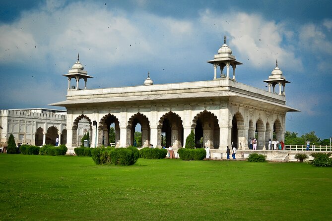 Private Taj Mahal Tour from Delhi by Car - Taj Mahal with a guide: what two hours feels like in real life