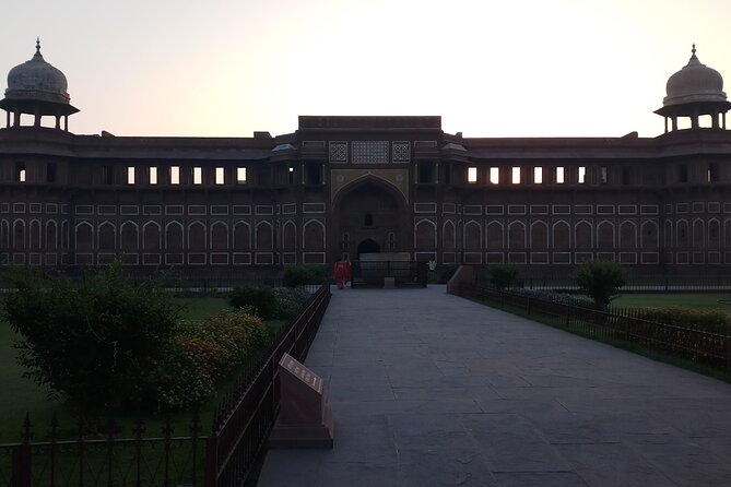 Sunrise Taj Mahal Tour From Delhi - DoubleTree by Hilton Agra buffet lunch: when 5-star food is actually useful